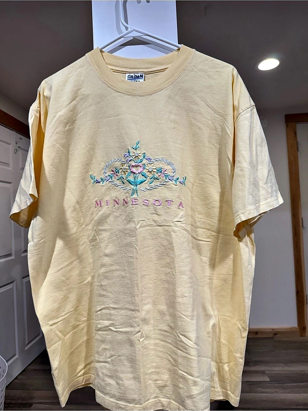 Vintage Gildan Ultra Cotton Minnesota Embroidered T-Shirt Tee Yellow XL